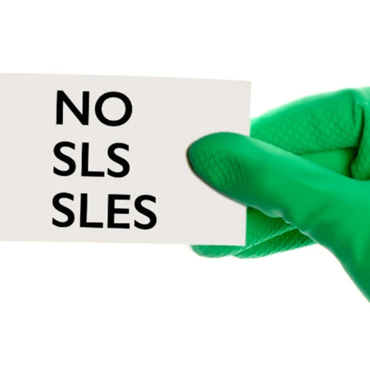 SLS: Τι είναι και γιατί αξίζει να τα αποφύγουμε στα μαλλιά και στο σώμα μας.